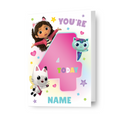 Biglietto di auguri personalizzato per il 4° compleanno della casa delle bambole di Gabby, personalizza qualsiasi nome o parentela